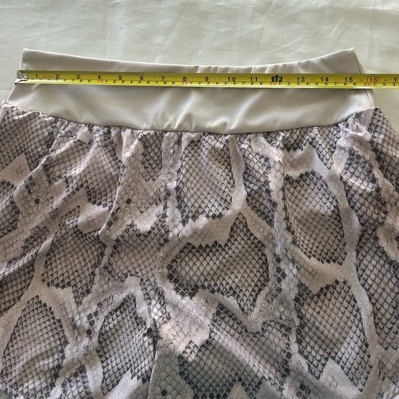 VARLEY High Waist Derby Alabaster Python Snake Print Gym Running Shorts XL - Picture 8 of 16